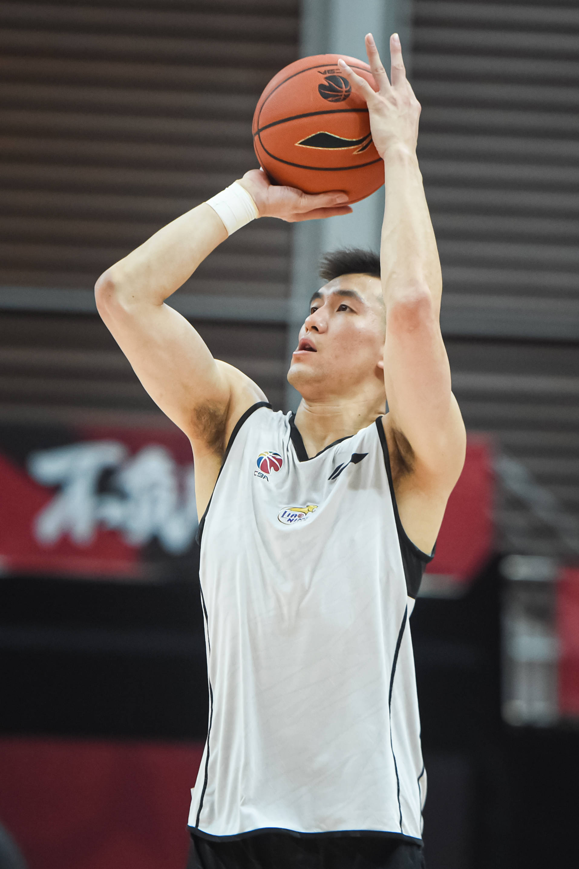 进攻端以 进攻端以